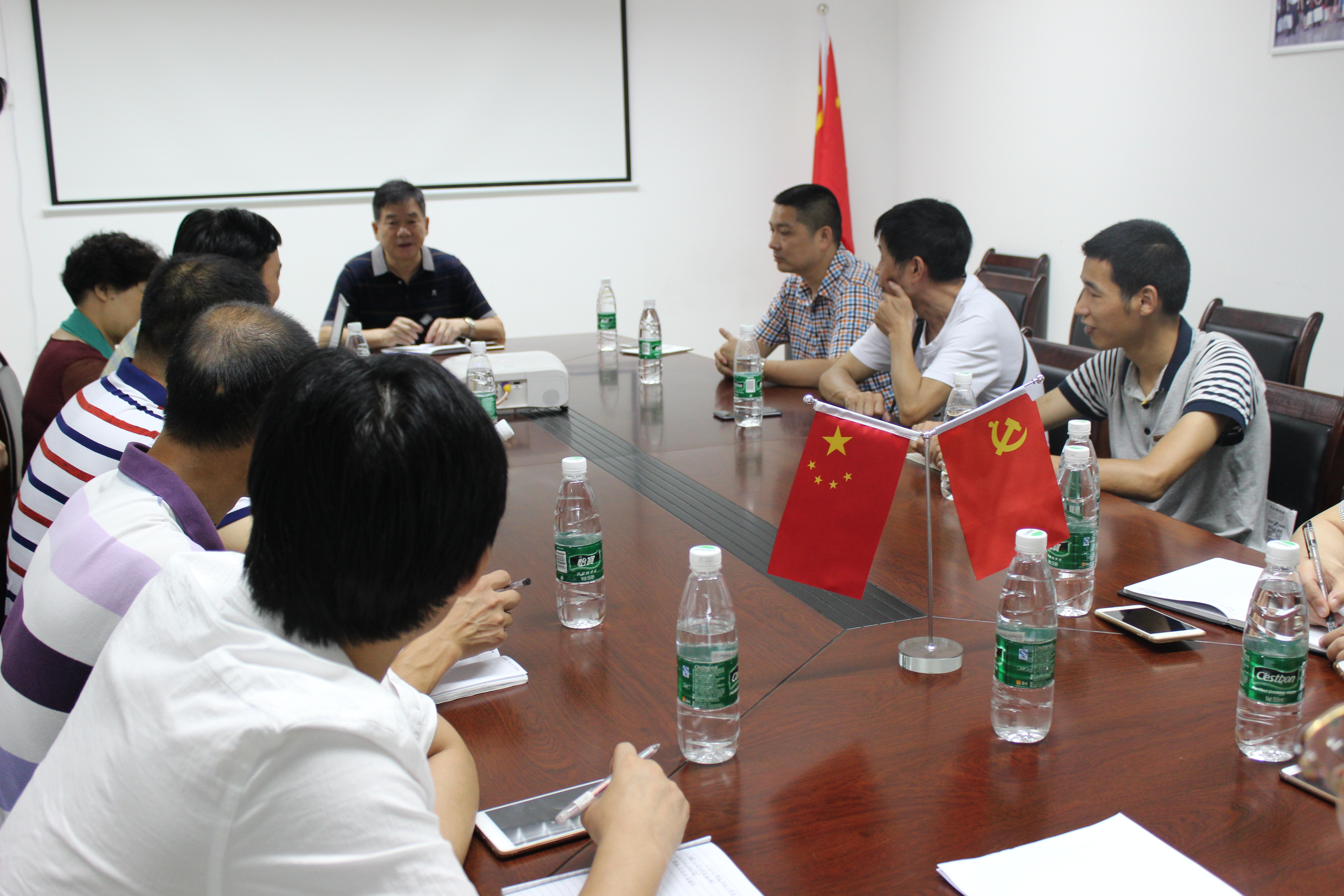 会长陈爱东主持座谈会召开